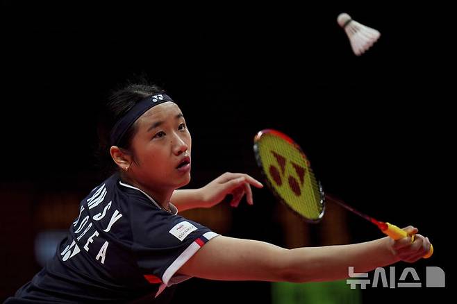 [항저우=AP/뉴시스] 안세영(1위)이 12일(현지시각) 중국 항저우에서 열린 세계배드민턴연맹(BWF) HSBC 월드투어 파이널스 여자 단식 조별리그 B조 2차전 야마구치 아카네(4위·일본)와 경기하고 있다. 안세영이 1-2(20-22 21-17 15-21)로 패해 1승1패를 기록했다. 2024.12.12.