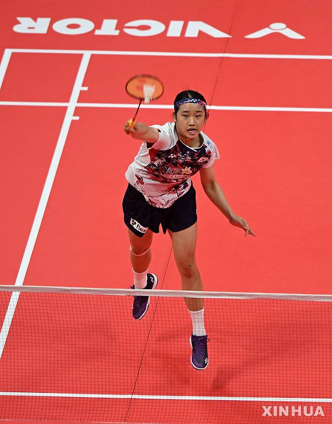 [항저우=신화/뉴시스] 안세영(1위)이 11일(현지시각) 중국 항저우에서 열린 세계배드민턴연맹(BWF) HSBC 월드투어 파이널스 여자 단식 조별리그 B조 1차전 수파니다 카테통(10위·태국)과 경기하고 있다. 3년 만에 우승에 도전하는 안세영이 44분 만에 2-0(21-16 21-14)으로 승리하며 1승을 거뒀다. 2024.12.11.