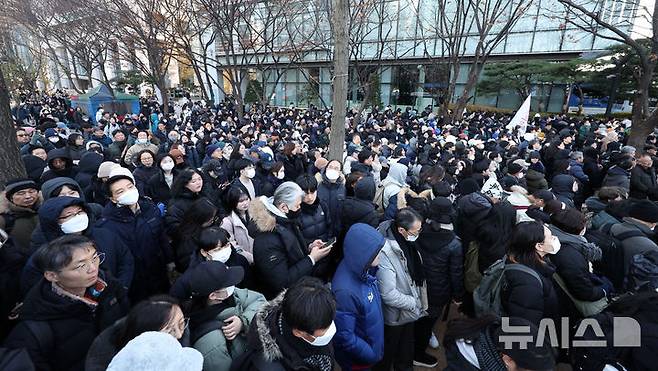 [서울=뉴시스] 김선웅 기자 = 윤석열 대통령 탄핵소추안 국회 재표결을 앞둔 14일 서울 여의도역 인근에서 시민들이 윤석열 대통령 탄핵소추안 가결 촉구 촛불집회에 참가하기 위해 국회 앞으로 이동하고 있다. 2024.12.14. mangusta@newsis.com