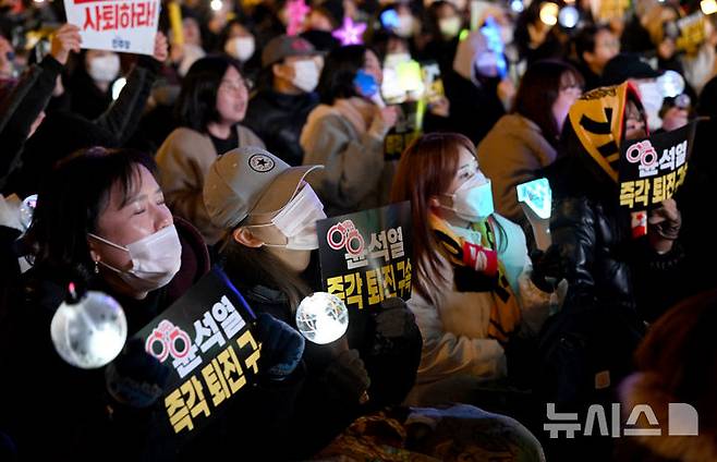 [광주=뉴시스] 김혜인 기자 = 윤석열 대통령의 2차 탄핵안 표결을 사흘 앞둔 11일 오후 광주 금남로 5·18민주광장에서 '대통령 신속 퇴진 촉구 시민 결기대회'가 열리고 있다. 2024.12.11. hyein0342@newsis.com