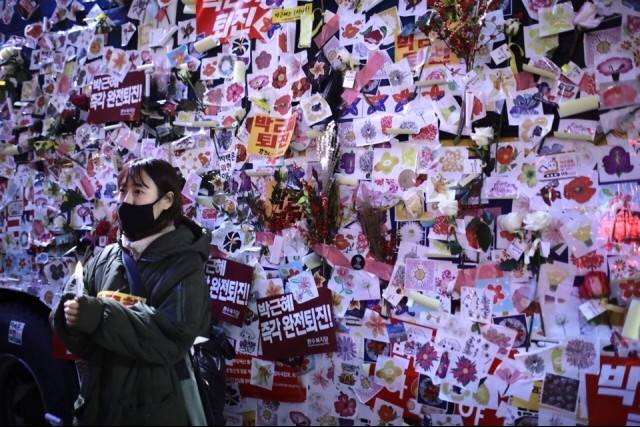 ▲ 2016년 10월 말부터 2017년 3월까지 이어진 박근혜 퇴진 집회는 분노하되 폭력적이지 않은 '비폭력' '평화' 시위였다. ⓒ프레시안