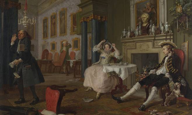 윌리엄 호가스의&nbsp;‘나란히 앉은 부부’. 신혼이 무색하게 부부는 지난밤 따로 놀았다. 오른쪽 강아지가 남편의 코트 주머니에서 삐져나온 다른 여성의&nbsp;취침모자를 보고 킁킁거린다. 아내의 치마 얼룩은 다른 남자와 성관계를 맺었음을 암시한다.&nbsp;대원씨아이 제공