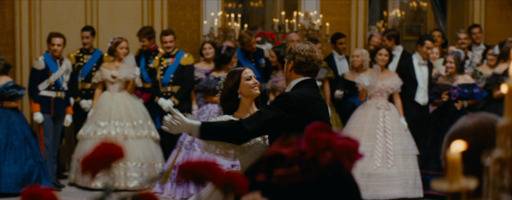 이탈리아의 거장 루키노 비스콘티 감독의 영화&nbsp;‘표범’의 한 장면. 1860년대 시칠리아를 무대로 쇠락해 가던 귀족사회의 마지막을 퇴폐적이면서도 낭만적으로 묘사했다. 버트 랭커스터, 알랭&nbsp;들롱, 클라우디아 카르디날레 등 명배우들이 출연한 이 영화는 1963년 칸국제영화제 최고 영예인 황금종려상을 받았다.&nbsp;대원씨아이 제공