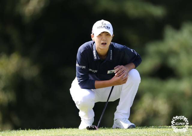그린을 파악하고 있는 박성현. 사진 제공=KLPGA