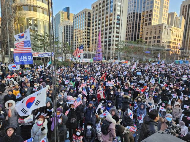 14일 서울 종로구 동화면세점 앞에서 윤석열 대통령의 탄핵을 반대하는 보수단체 집회가 열리고 있다. 박민주 기자