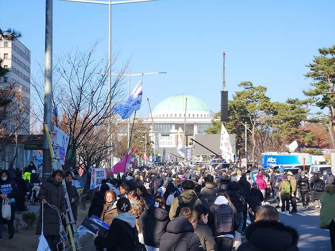 12월14일 오전 11시30분, 여의도 앞 대로변에 인파가 들어차고 있다. ⓒ시사IN 김동인