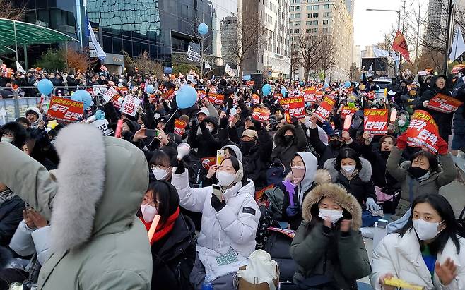 12월14일 여의도 일대에 모인 시민들이 탄핵소추안이 가결되었다는 소식을 접하자 환호하고 있다. ⓒ시사IN 이종태