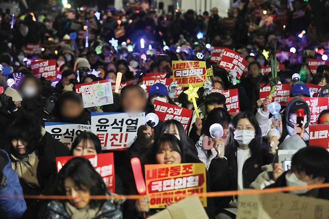 12월10일 오후 서울 영등포구 국회 앞에서 열린 윤석열 대통령 탄핵 촉구 촛불집회에서 시민들이 응원봉 등을 들고 구호를 외치고 있다. ⓒ시사저널 박정훈