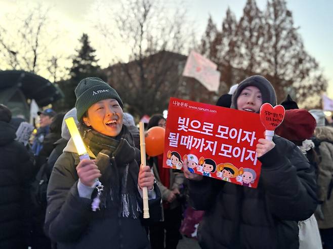 14일 윤석열 대통령에 대한 탄핵소추안이 가결되자 아이돌 그룹 '소녀시대'의 노래 《다시 만난 세계》를 열창하는 모습&nbsp;ⓒ시사저널 정윤경