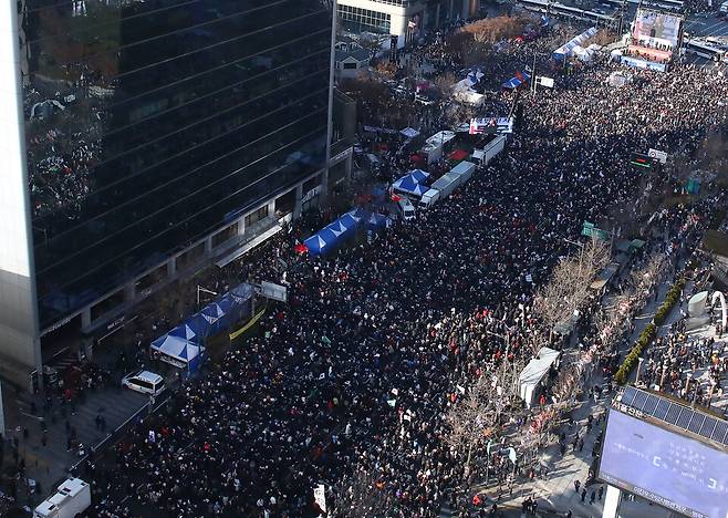 14일 오후 서울 중구 세종대로에서 보수 성향의 시민단체가 주최한 집회에 모인 인파. ⓒ시사저널 임준선