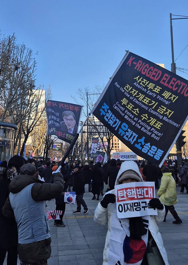 14일 오후 서울 중구 세종대로에서 보수 성향의 시민단체가 주최한 집회에서 부정선거 의혹을 주장하고 있는 일부 시민들. ⓒ시사저널 김현지