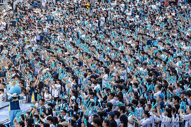▲NC파크에 만원 관중이 가득찼다. NC는 올해 12차례 매진을 기록했고 총 74만 9058명의 관중 수를 기록했다. 매진과 총 관중 수 모두 창단 후 최다 신기록. 평균 관중 수 1만 명을 넘어선 것은 올해가 처음이다. ⓒNC 다이노스