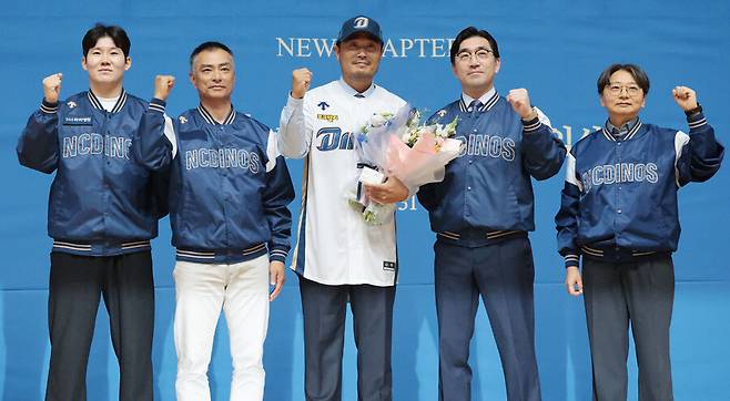 ▲ NC 이호준 감독(가운데)이 지난 10월 31일 취임식에 참석했다. NC는 이날 이호준 감독과 한 시즌을 함께 할 1군 코칭스태프 구성도 발표했다. 사진은 왼쪽부터 박민우, 공필성 퓨처스 감독, 이호준 감독, 이진만 대표이사, 임선남 단장. ⓒ 연합뉴스