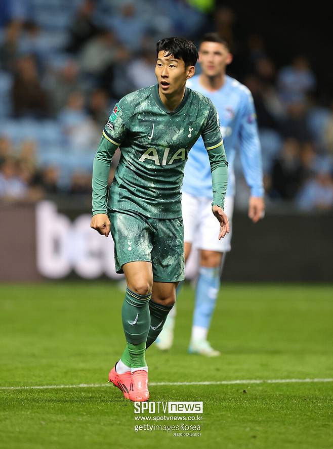 ▲ 영국 매체 ‘기브 미 스포츠’를 포함한 다수는 13일(한국시간) 손흥민이 2년 안에 토트넘을 떠날 가능성을 보도했다. 2025년 여름에 계약이 만료되는 손흥민은 현재 구단과 재계약 협상을 진행 중이지만 구체적인 공식 발표는 아직이다.&nbsp; 손흥민은 토트넘에 3년간의 기간 보장을 요청한 것으로 알려졌으나, 토트넘은 1년 연장 옵션을 발동하는 선에서 계약을 마무리할 가능성이 있다.