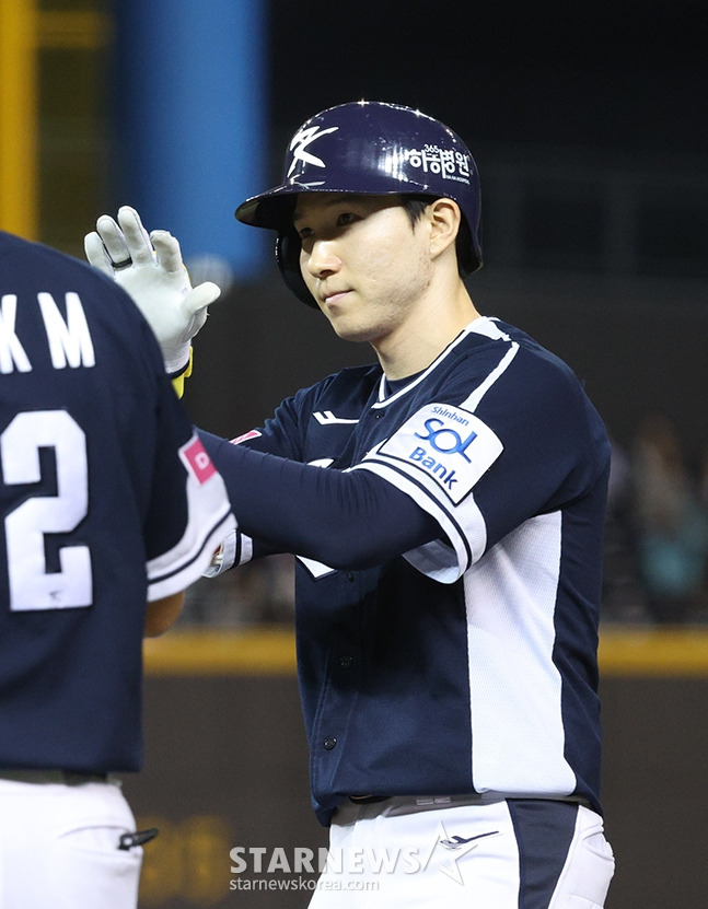 '2024 WBSC 프리미어12' B조 예선 한국-일본전이 지난달 15일 대만 타이베이돔에서 열렸다. 한국 박성한이 4회초 1사에서 우전 안타로 출루한 후 세리머니를 하고 있다. /사진=김진경 대기자