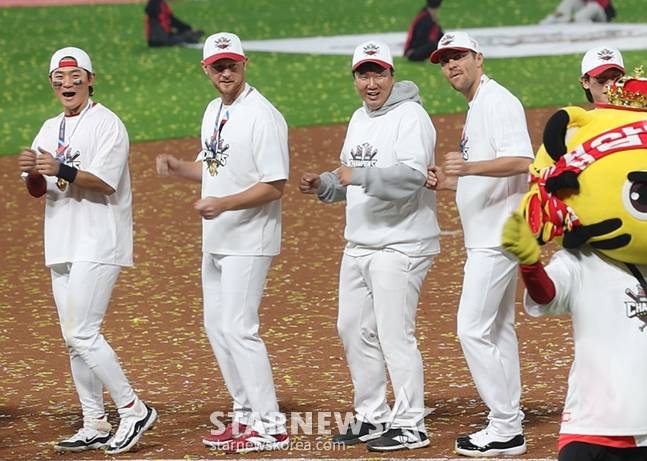 에릭 라우어(왼쪽 2번째)가 2024년 한국시리즈 우승 후 KIA 동료들과 '삐끼삐끼' 댄스를 추고 있다. /사진=김진경 대기자