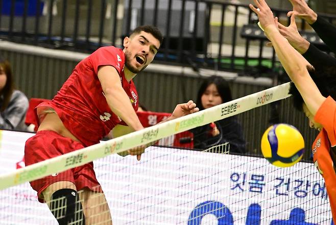 스파이크하는 한국전력의 마테우스 [한국배구연맹 제공. 재판매 및 DB 금지]