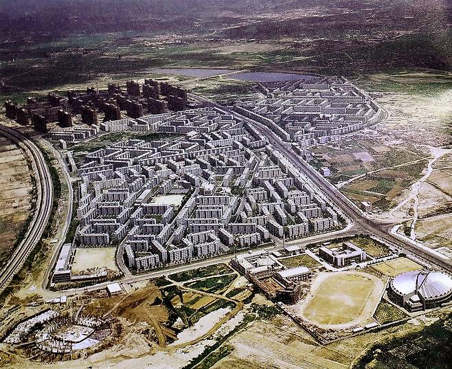 저층인 잠실 주공아파트 완공 무렵. 왼쪽 위에 공사가 진행 중인 고층 주공 5단지가 보인다. 1977년 [한국토지주택공사 제공]