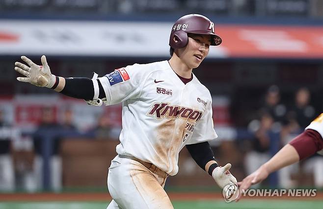 '제가 끝냈습니다' (서울=연합뉴스) 김주성 기자 = 7일 오후 서울 구로구 고척스카이돔에서 열린 프로야구 2024 KBO리그 한화 이글스 대 키움 히어로즈의 경기.     키움 김혜성이 연장 11회말 무사에 끝내기 홈런을 친 뒤 환호하고 있다.    2024.4.7 utzza@yna.co.kr