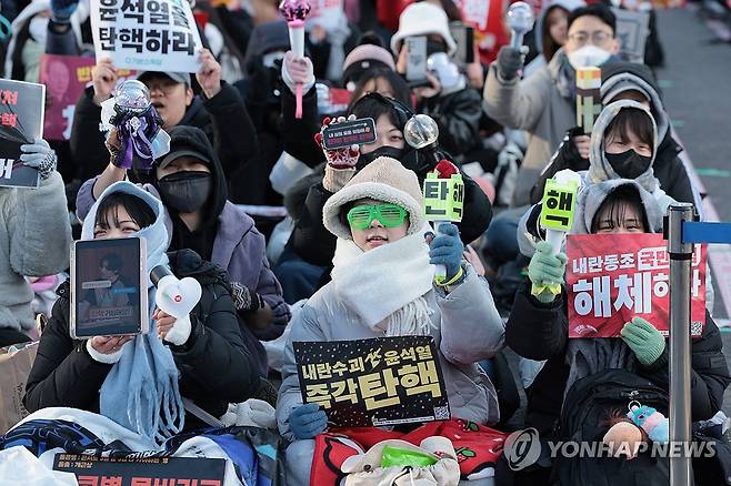 국회 앞에서 "탄핵" 외치는 참가자들 (서울=연합뉴스) 김인철 기자 = 14일 서울 영등포구 여의도 국회 앞에서 열린 윤석열 대통령 탄핵 촉구 집회에서 참석자들이 구호를 외치고 있다. 2024.12.14 yatoya@yna.co.kr