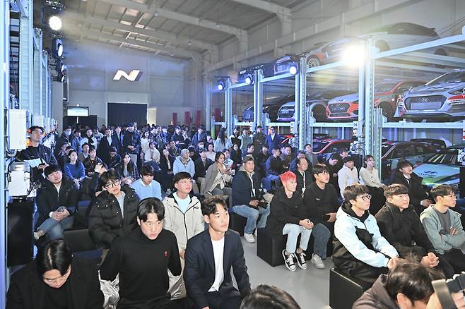 현대 N 페스티벌 2024시즌에 출전한 선수 및 대회 관계자들이 시상식에 참여하고 있다