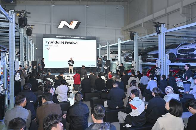 현대차 N브랜드매니지먼트 실장 박준우 상무가 개회사를 하고 있다