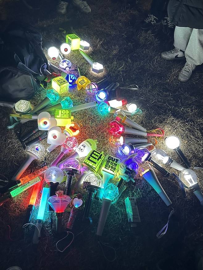 응원봉을 들고 촛불 시위에 참여한 팬들. 사진| X 캡처