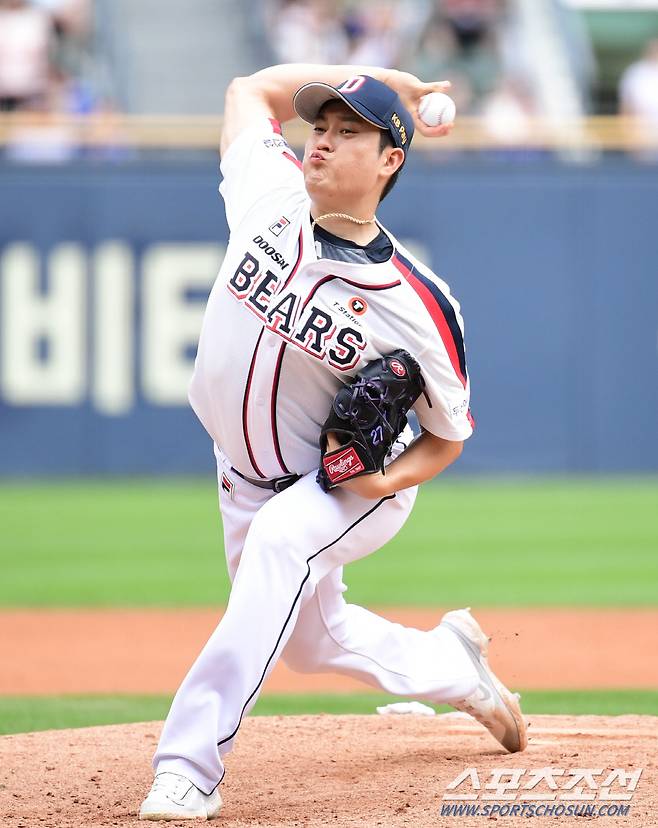 17일 잠실구장에서 열린 두산과 삼성의 경기. 투구하고 있는 두산 김강률. 잠실=송정헌 기자songs@sportschosun.com/2024.09.17/