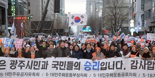 14일 오후 금남로 일원에서 열린 광주시민 총궐기대회에 강기정 광주시장과 임택 동구청장, 김승남 광주도시공사 사장 등이 참석, 시민들과 함께 구호를 외치고 있다. 광주시 제공