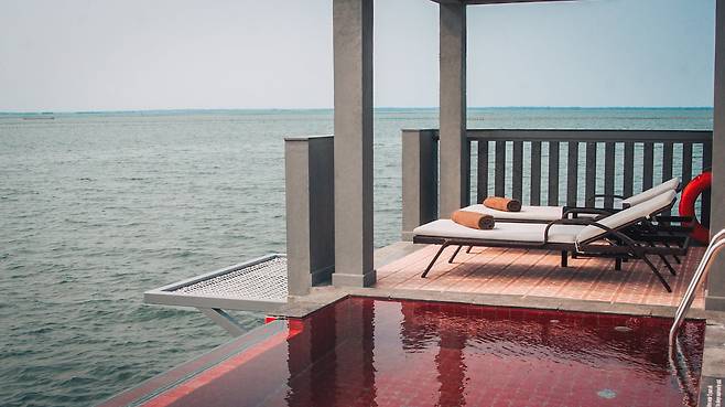 베다나 라군 리조트의 워터 풀 빌라에는 전용 인피니티 풀, 선데크 등이 갖춰져 있다.