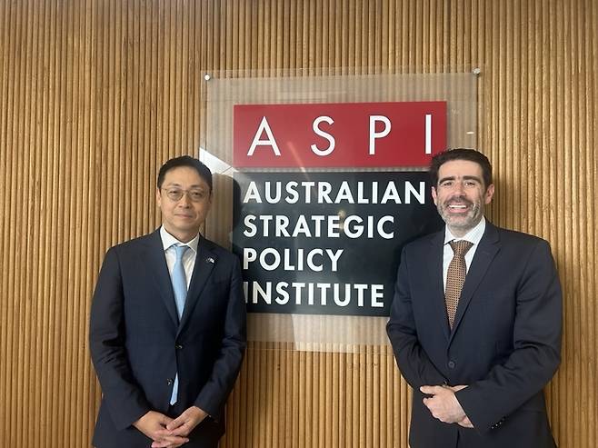 STEPI-ASPI 업무협약 후 기념촬영 모습. 윤지웅 원장(왼쪽)과 저스틴 바시 소장.