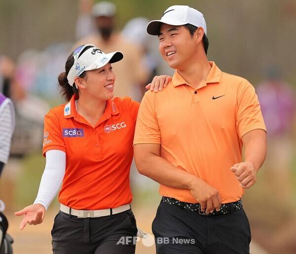 미국프로골프(PGA) 투어와 미국여자프로골프(LPGA) 투어가 공동 주관하는 혼성 골프 이벤트 대회인 2024년 그랜트 손턴 인비테이셔널에 출전한 김주형 프로와 지노 티띠꾼이 2라운드에서 경기하는 모습이다. 사진제공=ⓒAFPBBNews = News1