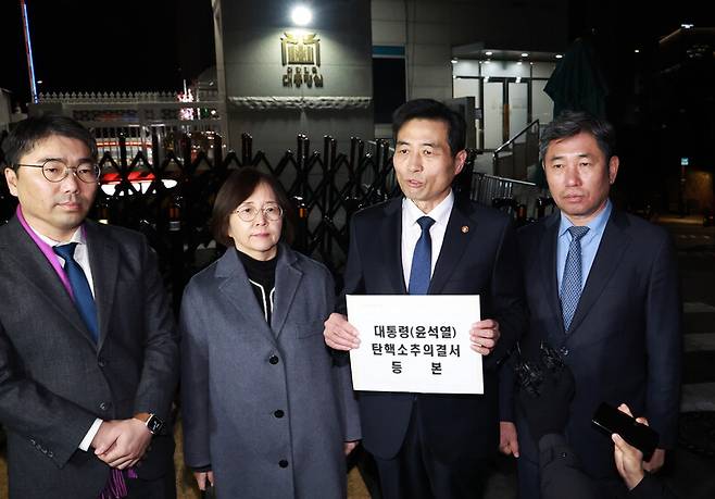 김민기 국회 사무총장(오른쪽 두 번째)과 조오섭 국회의장 비서실장(오른쪽) 등 국회 관계자들이 윤석열 대통령 대한 탄핵소추의결서 등본을 대통령실에 송달하기 위해 14일 오후 서울 용산 대통령실 민원실로 들어가기 앞서 취재진에게 입장을 밝히고 있다. 연합뉴스