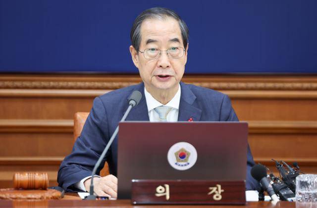 한덕수 대통령 권한대행 겸 국무총리가 14일 서울 종로구 정부서울청사에서 열린 임시 국무회의에서 모두발언을 하고 있다. 뉴스1