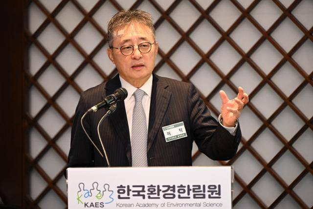허탁 한국환경한림원 회장이 13일 제6회 환경원탁토론회에서 인사말을 하고 있다. 허 회장은 "선형경제 모델(자원을 사용한 뒤 버리는 경제 시스템)에서의 전환이 중요한데, 자원의 무한순환을 추구하는 측면에서 알루미늄은 잠재력이 있다"고 밝혔다. 박시몬 기자