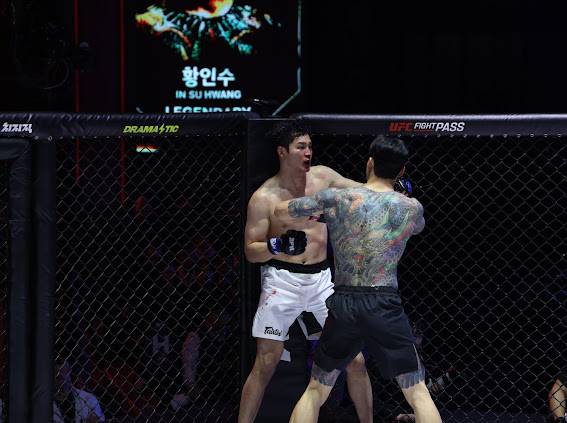 김한슬(흰 팬츠)과 황인수가 싸우는 모습. 사진=ZFN