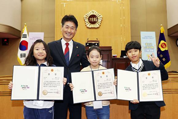 이양섭(왼쪽 두번째) 충북도의회 의장이 13일 청소년 스피치왕 선발대회 초등 부문 수상자들과 기념 촬영을 하고 있다. [사진=충북도의회]