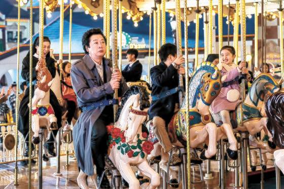 영화 '대가족'에서 김윤석은 오랜만에 날카로운 캐릭터, 장르 연기를 벗고 코미디 호흡을 선보였다.. 사진 롯데엔터테인먼트