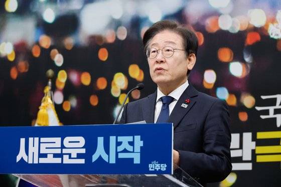 이재명 더불어민주당 대표가 15일 서울 여의도 국회에서 윤석열 대통령 탄핵 가결과 관련, 국정안전협의체 구성 등을 제안하며 기자회견을 하고 있다.뉴스1