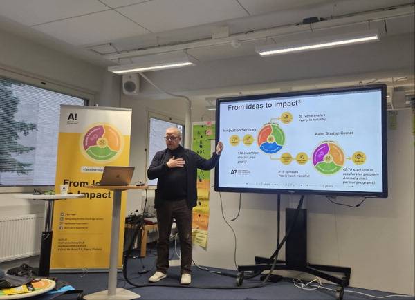 핀란드 에스포시 알토대에서 혁신생태계서비스 관계자가 창업 지원 과정을 소개하고 있다. 알토대는 2010년 핀란드 정부의 산업 학문융합 정책에 따라 출범했으며 산학협력 생태계의 구심점 역할을 하고 있다.  안세희 기자