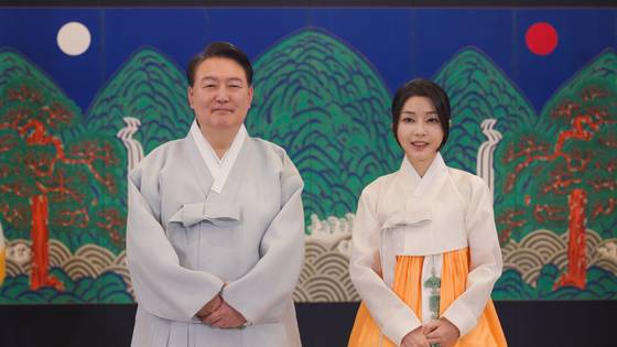 President Yoon Suk Yeol, right, with first lady Kim Keon Hee wearing hanbok, or traditional Korean clothing, on Sept. 28, 2023. [PRESIDENTIAL OFFICE]
