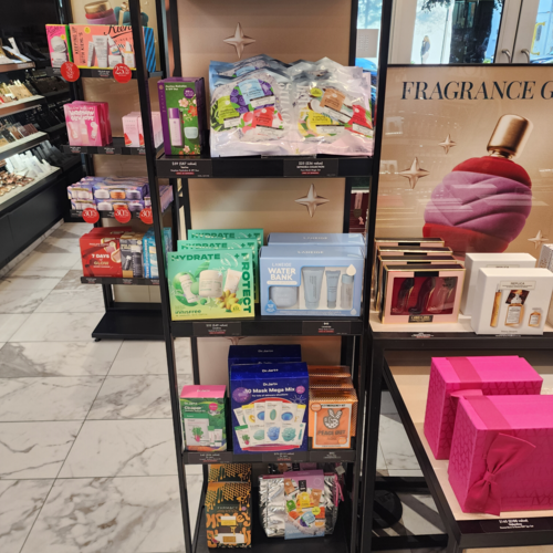 지난 5일(현지시간) 미국 마이애미에 위치한 세포라 매장 연말 선물 매대에 K뷰티 제품들이 진열돼있다. [김금이 기자]