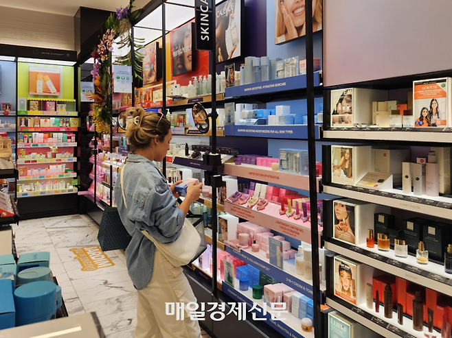 지난 5일(현지시간) 미국 마이애미에 위치한 세포라 매장에서 한 현지 고객이 라네즈 제품을 살펴보고 있다. [김금이 기자]