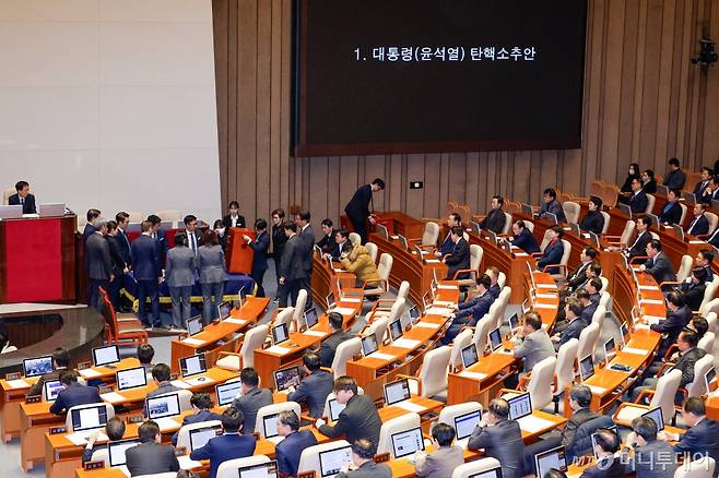 (서울=뉴스1) 안은나 기자 = 14일 오후 서울 여의도 국회에서 열린 제419회국회(임시회) 제4차 본회의에서 감표 위원들이 윤석열 대통령 탄핵소추안 투표함을 열고 있다. 12·3 비상계엄 사태 열하루 만인 이날 윤 대통령 탄핵소추안은 재석 300명 중 찬성 204명, 반대 85명, 기권 3명, 무효 8명으로 통과됐다. 2024.12.14/뉴스1  Copyright (C) 뉴스1. All rights reserved. 무단 전재 및 재배포,  AI학습 이용 금지. /사진=(서울=뉴스1) 안은나 기자