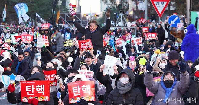 윤석열 대통령에 대한 국회 탄핵소추안이 통과된 지난 14일 시민들이 환호하고 있다. 윤 대통령 탄핵안은 지난 14일 오후 본회의에서 재적 의원 300명 중 300명이 참석한 가운데 찬성 204표, 반대 85표, 기권 3표, 무효 8표로 가결됐다. /사진=임한별(머니S)
