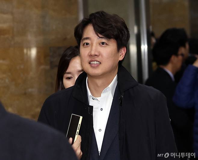 (서울=뉴스1) 구윤성 기자 = 이준석 개혁신당 의원이 10일 오후 서울 여의도 국회에서 열린 2025년도 예산안 관련 본회의에 참석한 뒤 회의장을 나서고 있다. 2024.12.10/뉴스1 Copyright (C) 뉴스1. All rights reserved. 무단 전재 및 재배포, AI학습 이용 금지. /사진=(서울=뉴스1) 구윤성 기자
