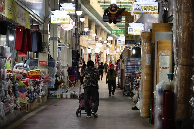 지난 10일 오후 충남 공주시 공주산성시장에서 시민들이 시장을 둘러보고 있다. 사진은 기사와 직접적 관련 없음.  [연합]