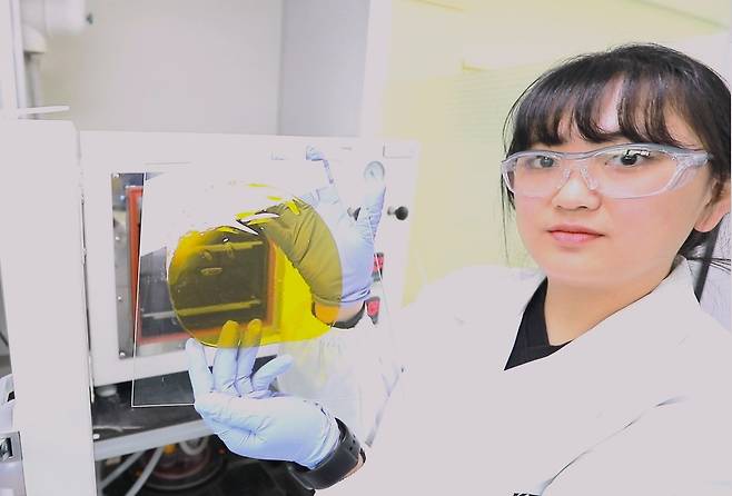 박사랑 석사후연구원이 제조한 폴리이미드를 들어보이고 있다.[한국화학연구원 제공]