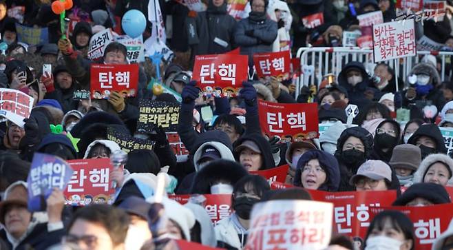 14일 국회 앞에 모여 윤석열 대통령 탄핵을 외치고 있는 시민들의 모습