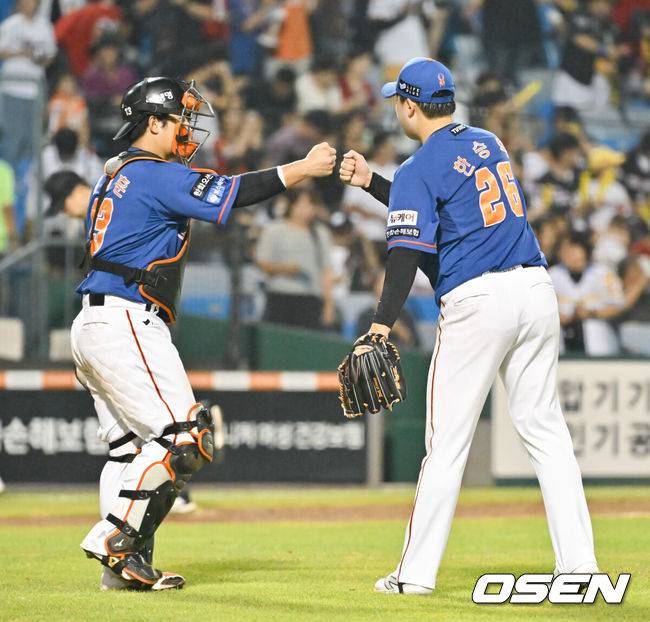 [OSEN=박준형 기자] 한화 한승혁(오른쪽)이 승리를 확정한 뒤 포수 최재훈과 기쁨을 나누고 있다. 2024.08.02 / soul1014@osen.co.kr